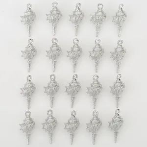 Gedetailleerd uitzicht van zilverkleurige kleine schelpbedels, perfect voor DIY sieraden accessoires.