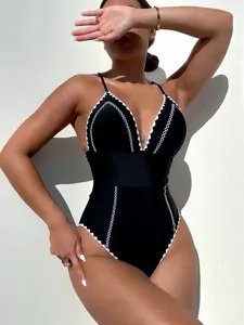 Elegante costume intero nero da donna, scollo a V profondo con dettagli a contrasto bianco.