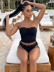 Einfarbiges Nylon-Zweiteiler-Bikini-Set für Damen, sexy Raffung mit metallischen Ösen.