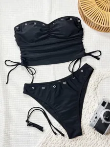 Schwarzer zweiteiliger Bikini mit trägerlosem Rafftop und High-Waist-Hose mit Ringdetails.