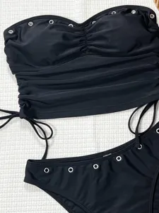 Schwarzer zweiteiliger Bikini Badeanzug mit metallischen Ösen und Raffungen für Damen.