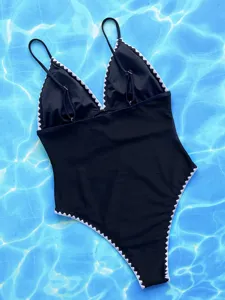 Costume intero nero con bordo smerlato bianco, monokini chic e sexy per la spiaggia.