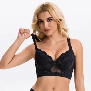 Gros plan détaillé du soutien-gorge noir en dentelle à armatures, avec de superbes motifs.