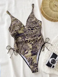 Detailaufnahme des sexy Badeanzugs mit Leoparden- und Zebramuster und seitlichen Kordeln.