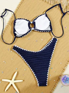 Dettaglio bikini halter smerlato con tessuto testurato e fine bordo ondulato.
