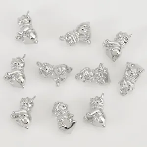 Vue détaillée de charmants pendentifs bouledogue français argentés pour bijoux DIY.