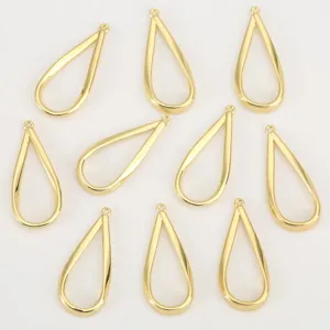 Vue détaillée de pendentifs goutte ouverts plaqués or 18k pour la création de bijoux DIY.