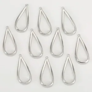 Détails en gros plan de pendentifs goutte d'eau creux argentés pour accessoires de bijoux.