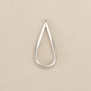 Gros plan d'un pendentif creux en métal en forme de larme, avec texture lisse et anneau.