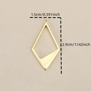 Vista detallada del colgante de rombo geométrico dorado, ideal para accesorios de joyería DIY.