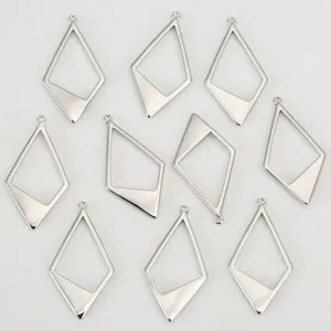 Primer plano de colgantes de metal plateado geométrico hueco de rombo para joyería DIY.