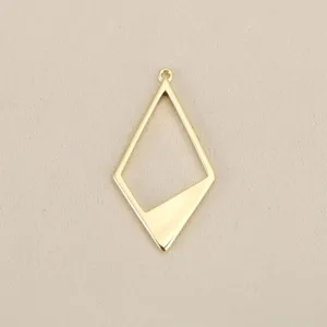 Primer plano de un colgante de diamante geométrico hueco dorado, accesorio de joyería DIY.