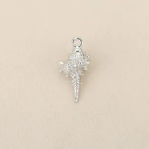 Detailopname van de zilverkleurige schelp metalen bedel hanger voor het maken van DIY-sieraden.