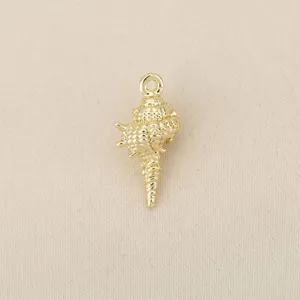 Vergulde schelp hanger detailopname, maritieme DIY bedel accessoire voor het maken van sieraden.