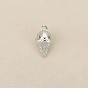 Detaillierte Nahaufnahme des silbernen Metall Eistüte Anhängers für kreatives DIY Schmuckdesign.
