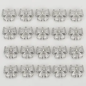 Dettaglio ciondolo fiocco in zircone, ciondolo per gioielli DIY argento con pietre scintillanti.
