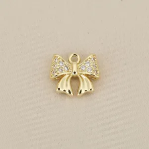 Ciondolo con fiocco in zircone placcato oro, perfetto per gioielli fai da te e accessori.