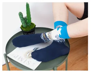 Vintage oil painting style mid-tube socks for men, artistic wave pattern comfortable cotton daily socks.