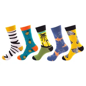 Set de cinco calcetines de tubo medio para hombre con patrones urbanos y diseños modernos.