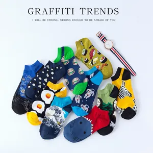 Bunte Baumwoll-Sneakersocken im Set mit Kunstdrucken, bequemes flaches Design für den Alltag.