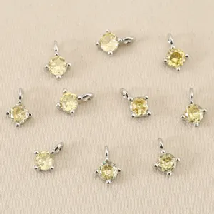 Close-up van ronde gele zirkoon DIY sieraden bedels hangers met oogje om te knutselen.