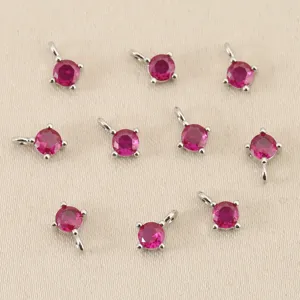 Detailopname van 4mm ronde rode zirkonia geboortesteen DIY hanger bedels, verguld.
