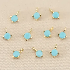 Gedetailleerde close-up van 4mm ronde zirkonia dubbele lus bedelhangers voor sieraden diy.