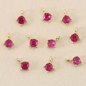Close up van 4mm rode zirkoon ronde hanger verguld DIY sieraden accessoires detail.