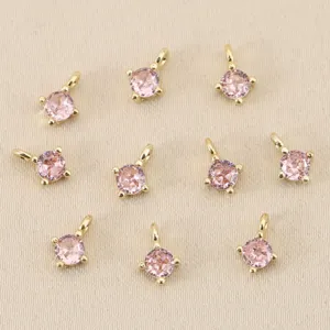 Gedetailleerd weergave van ronde roze zirkonia hangers met 18k verguldsel voor DIY sieraden.