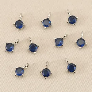 Gedetailleerd shot van 4mm ronde donkerblauwe zirconia metalen bedels voor DIY sieraden.