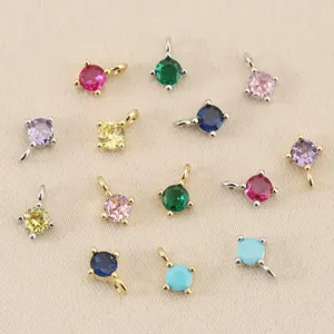 Close-up van 4mm kleurrijke geboortesteen zirkoon bedels met dubbele lussen voor DIY sieraden.