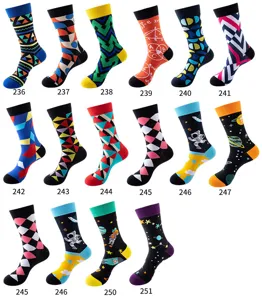 Chaussettes colorées à motifs géométriques, formules mathématiques et superbes thèmes d'astronautes.