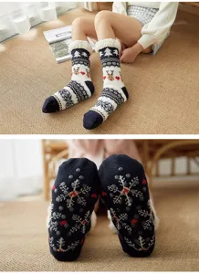 Gemütliche Winter Frottee Weihnachtssocken mit Anti-Rutsch Noppen für Damen zu Hause.