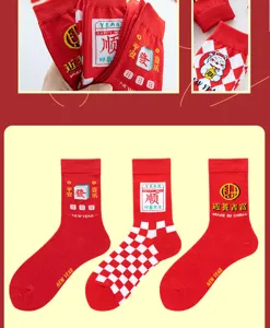 Festive rote Wadenlange Socken mit Glueck bringendem neujahr chinesischem Text und Mustern.