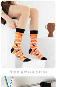Halloween Socken Mittellatte mit niedlichen Fledermaus Mustern und orangem schwarzem Design.