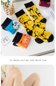 Halloween süße Katze Kürbis Print mittlere Socken Detail flach liegende Anzeige.