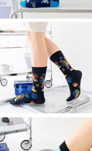 Detailansicht stilvoller mariner Korallenmuster Socken für Damen und Herren im Winter.