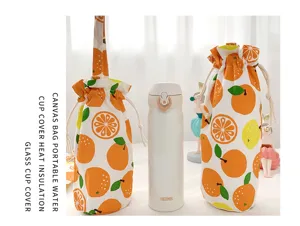 Stoff Becherhülle Detail mit süßem Orangenprint und praktischem Kordelzug für den Alltag.