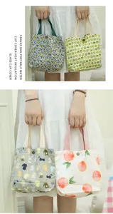 Kleine Tragetasche aus Baumwollcanvas mit süßem Früchte- und Blumenprint für Damen.