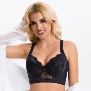 Soutien-gorge en dentelle grande taille avec armatures, lingerie sexy détail vue femme.