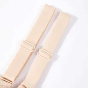 Gros plan de bretelles de soutien-gorge nude avec curseurs réglables en tissu élastique doux.
