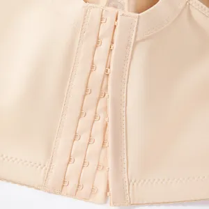 Gros plan detail soutien gorge femme grande taille fermeture avant crochet et oeillet nude