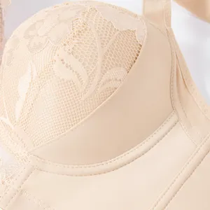 Gros plan des détails du soutien-gorge push-up en dentelle, texture et coutures fines.