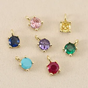 Nahaufnahme bunter runder Zirkonia Vierkrappen Anhänger Charms für DIY Schmuckherstellung.