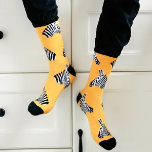 Calcetines de media caña amarillos con estampado de cebra para hombre estilo urbano retro.