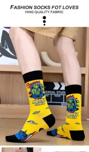 Primer plano detallado de calcetines de moda con estampado de alienígena en amarillo.