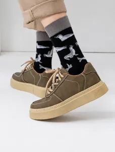 Detailansicht trendy Wadenlange Baumwollsocken mit Robben Muster für Streetwear Herbst und Winter.