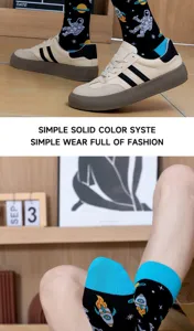Detalle de calcetines estilo urbano con estampado de espacio y astronauta muy original.