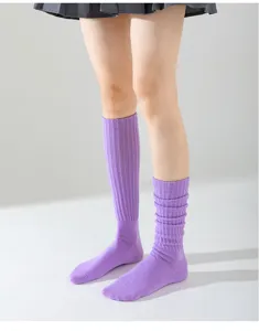 Einfarbige gerippte Slouch Socken für Damen, lange Bonbonfarben Freizeitsocken für Alltag.