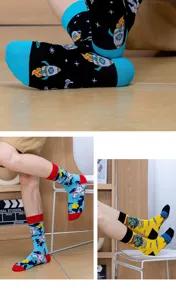Calcetines de algodón unisex de caña media con diseño creativo de cohete y alienígena.